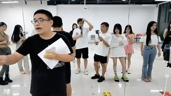 工作人员讲解游戏规则，博哥应该听懂了