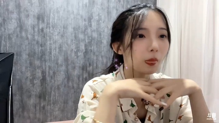 美女小姐姐说感谢老板的支持，不然自己也不可能赚钱