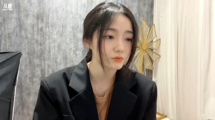 美女蛇蛇和大家说话很诚恳啊