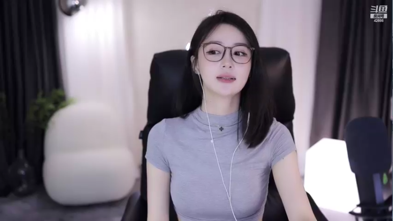 【2022-08-08 00点场】苏恩Olivia：苏恩：姐姐代播，苏苏出去拍摄了哦
