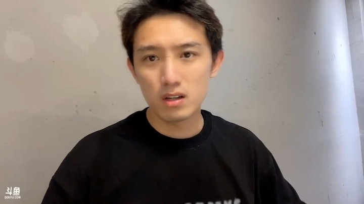 博哥对自己很抠，对女朋友很大方，还给亲密付