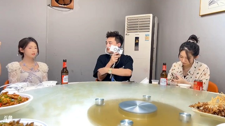 服务员都上小龙虾了，博哥和大舅哥还在玩游戏