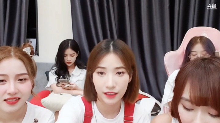 美女小七唱歌好听，大海可爱丸子头