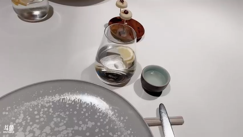 【2022-08-08 19点场】阿雅Midori：【阿雅】户外吃饭
