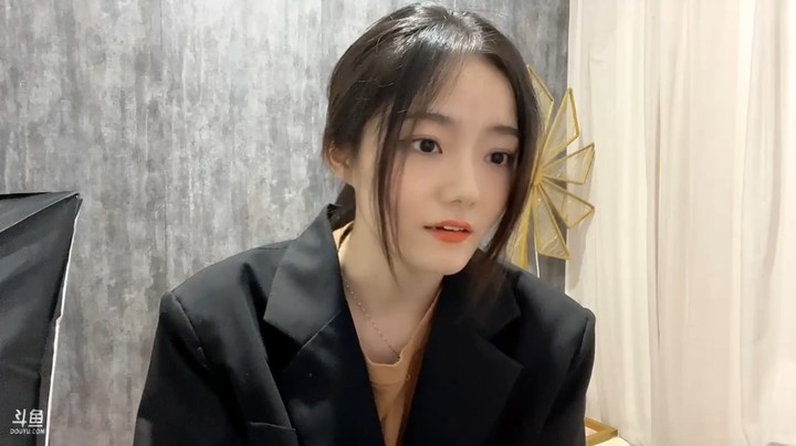 美女蛇蛇说我很社恐，很喜欢户外活动