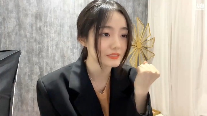 美女蛇蛇说话很真诚，她说要把大家当朋友
