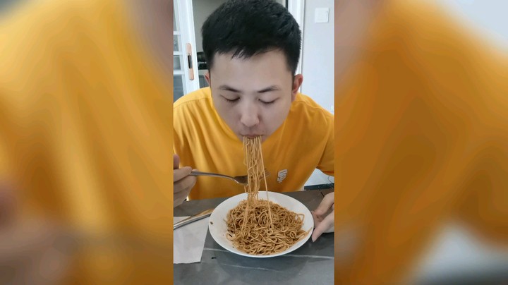 尝试ufo飞碟炒面鱼香肉丝味@林书贤