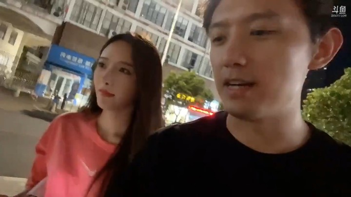 博哥叫美女主播别养狗了，一个月花一两万还不如恋爱