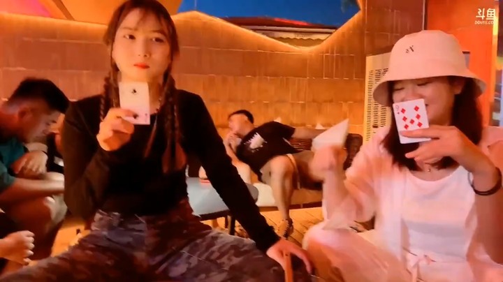 博哥和美女们一起玩游戏，大家互相换规则比大小
