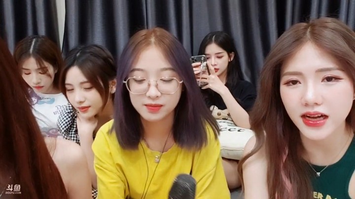 美女果果让小白来唱歌，小白可爱的