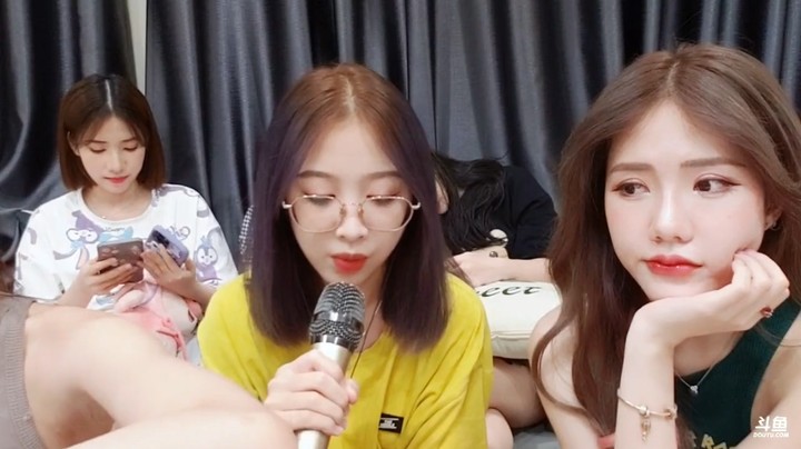 美女小白演唱经典情歌非常的柔美动听