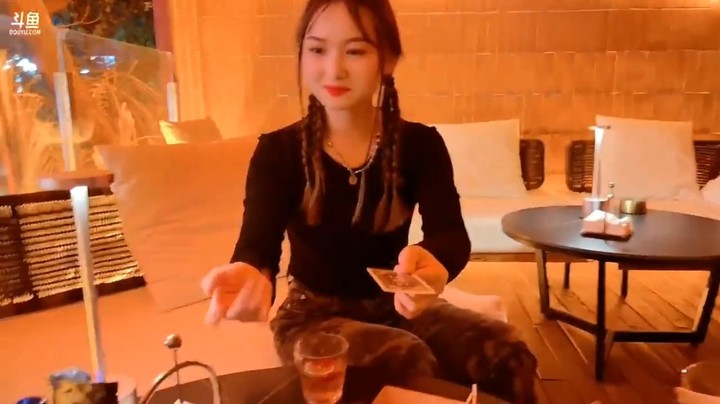 博哥和杏子以及她的闺蜜一起玩游戏，互相猜牌