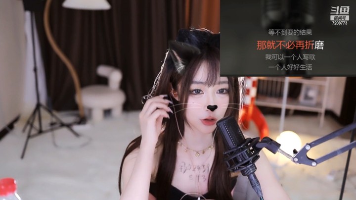 小童美女跟着歌曲唱歌很努力啊