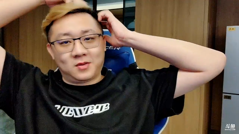 我在斗鱼看小鱼小鱼吃虾米直播户外