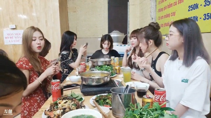一群美女一起吃美食，大家都说小白能吃，能吃是福啊