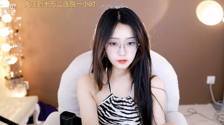桃子美女小姐姐买了一个沙发，客服发错眼神，还不承认