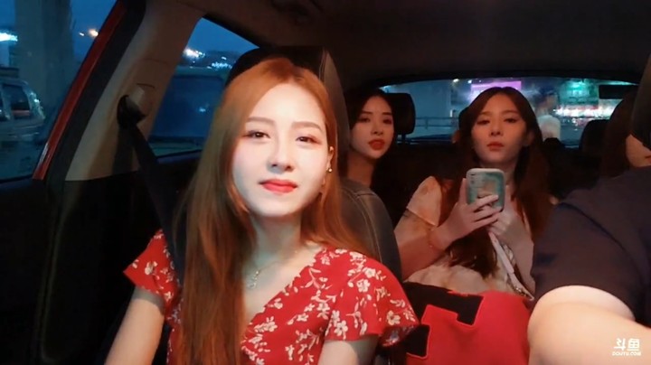 美女大海今天穿红衣服好喜庆
