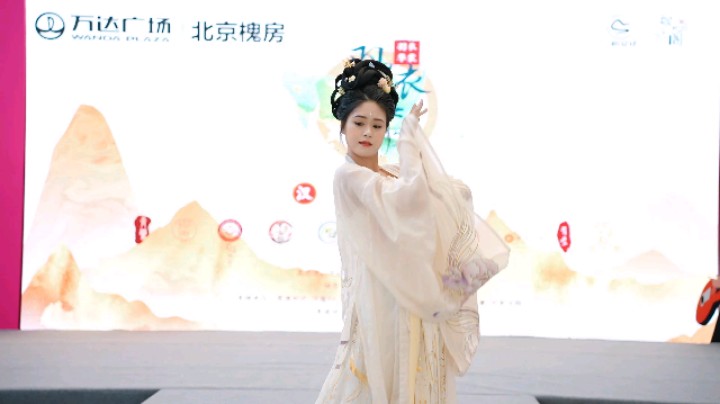 「横屏完整版来啦~」若凡仙子ঞ仙气飘飘，不食人间烟火，坠入凡间的精灵。 #第一届羽衣华裳 2022汉服模特秀典73号若凡仙子 #汉服走秀 #西厢寻他