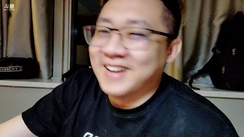 我在斗鱼看小鱼小鱼吃虾米直播户外