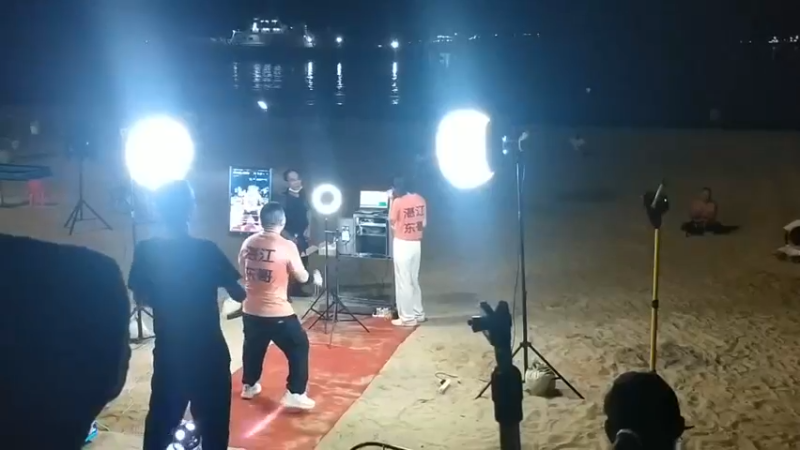 海边吹风咯，边听歌边椰汁舒服