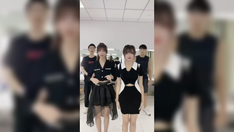 小伞说他很想跳舞，于是