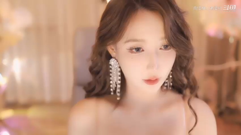 米娜~这个撩头发太美了，你心动了吗？