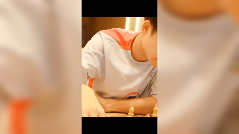 注意看，现在下棋的男人叫小帅，这次他回来，是为了