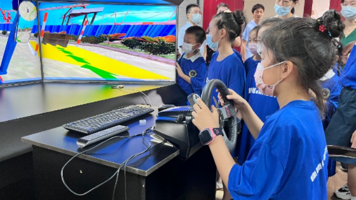 操纵巨型“抓娃娃机” 开动VR“卡丁车”