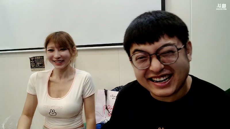 我在斗鱼看火力堂主直播户外