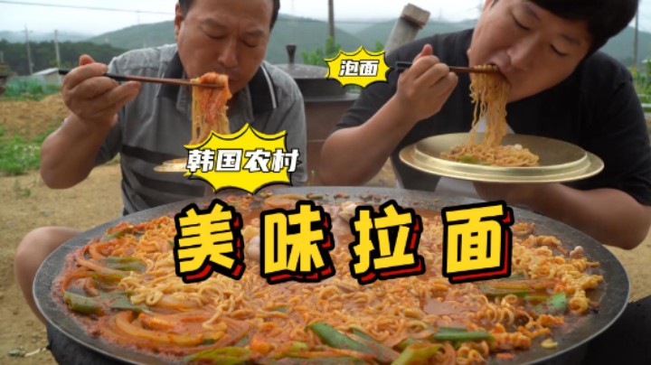 和爸爸一起享用美味拉面，劲道鲜美，吸溜声不断，越吃越香！