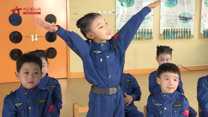 【开学第一课】“蓝天娃”讲空军运油-20飞机故事