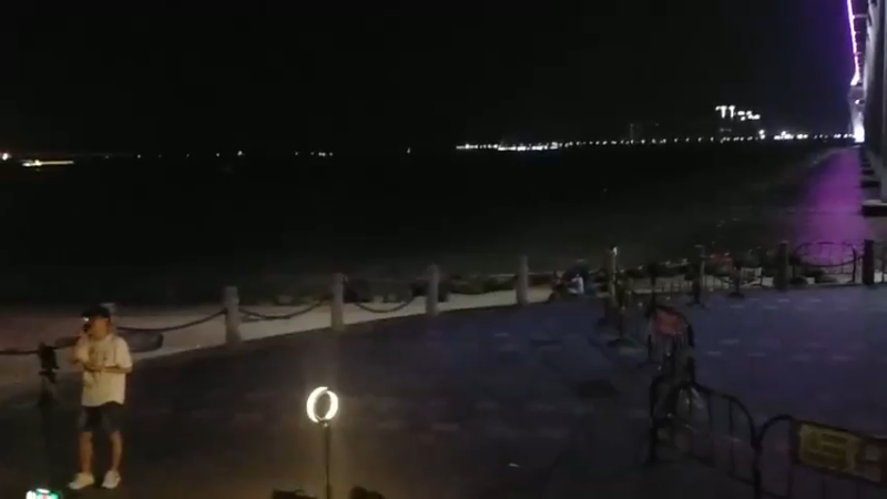 晚上海边闲逛