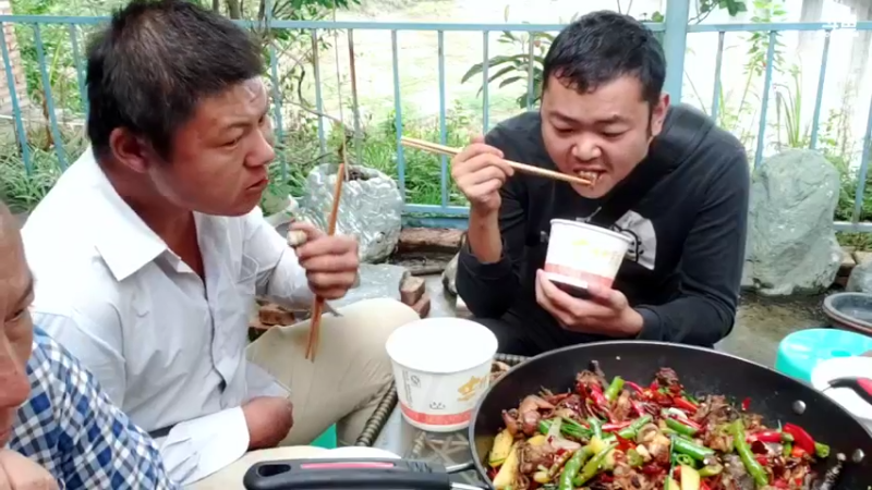 【2022-09-04 15点场】黑哥户外：董事长今晚吃鸡