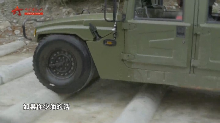 弹坑路、麦茬路、单双边桥……特战学员驾驶越野车如履平地