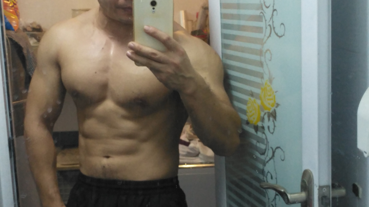 腹肌明显了。