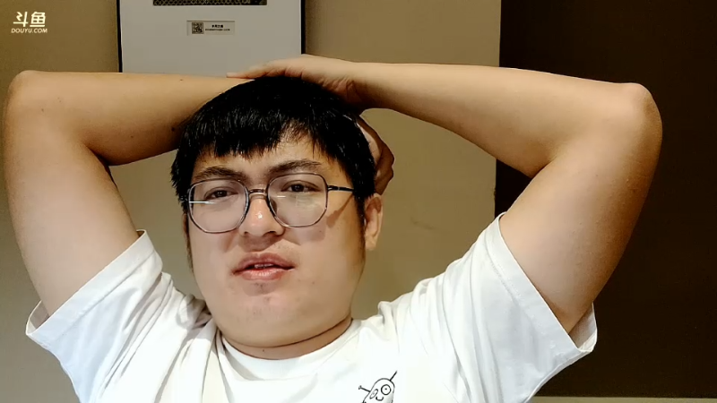 我在斗鱼看火力堂主直播户外