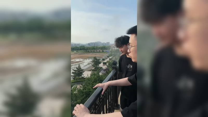 我就听他俩讲经