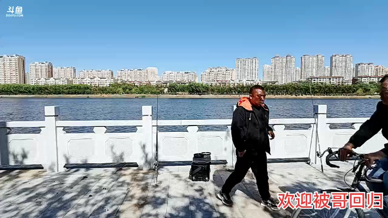 我在斗鱼看主播小黑亮亮直播户外