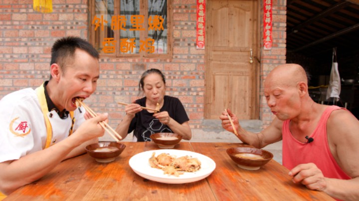 给四伯爷做“香酥鸡”，外脆里嫩，脱骨入味，秘诀是先蒸后炸