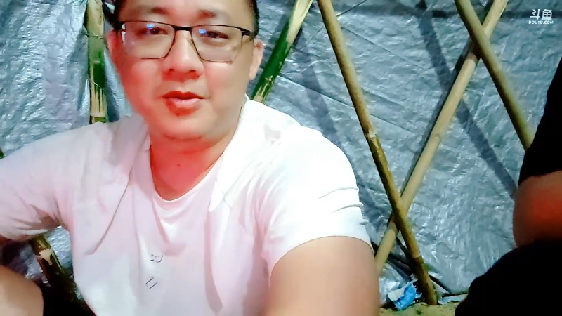 我在斗鱼看小鱼小鱼吃虾米直播户外