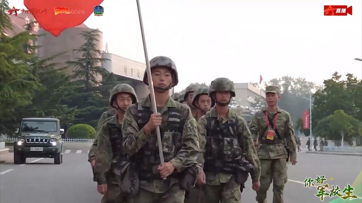 热血沸腾！听军校学员拉练途中唱响《强军战歌》