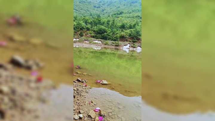 小溪的水很清澈 空气也很新鲜 给人的感觉真好