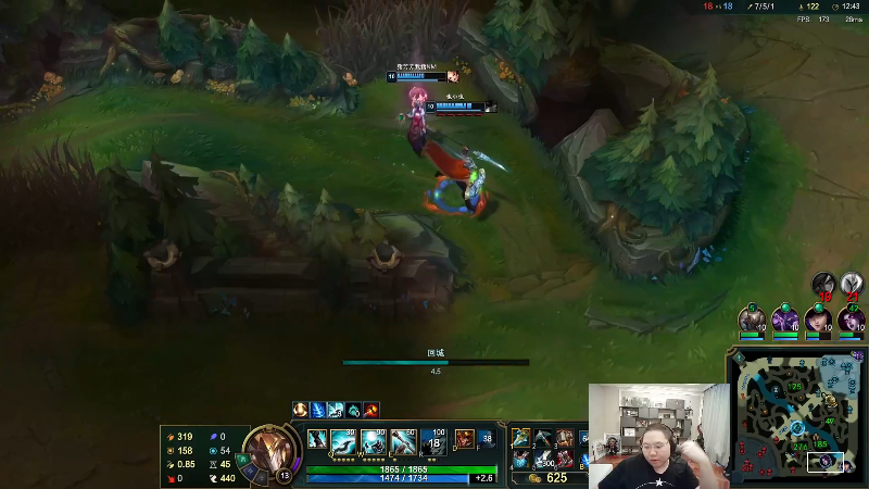 我在斗鱼看即将拥有人鱼线的PDD直播英雄联盟