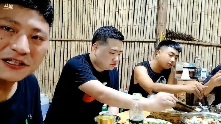 二哥开饭了，二哥很久没来985基地，几个大哥一起来吃饭，晚上吃的很丰盛啊