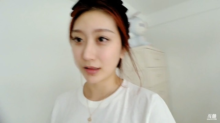 177美女小姐姐在家直播，家里还很大啊