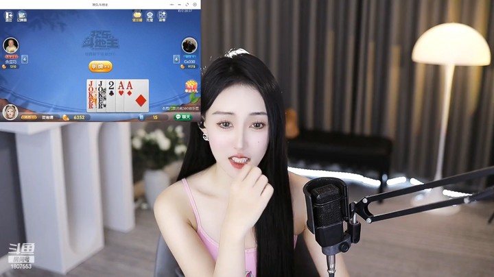 夏雪晴美女小姐姐直播斗地主，打的很好，很聪明啊