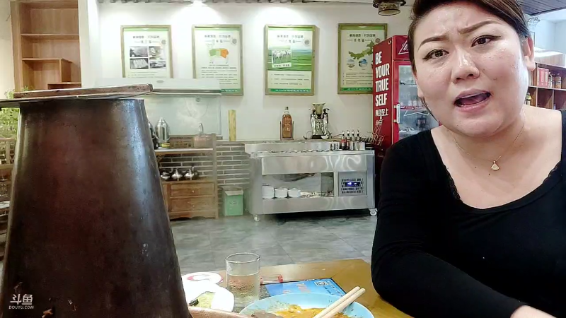 我在斗鱼看天津美食胡子直播户外