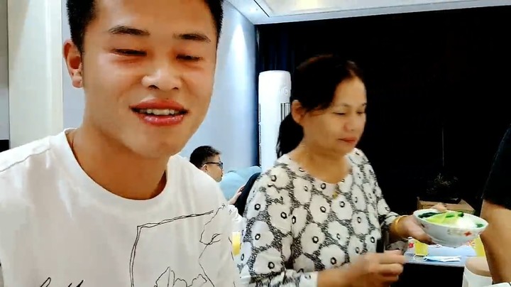 浩哥和老婆家的亲戚吃饭，丈母娘过来陪他吃饭