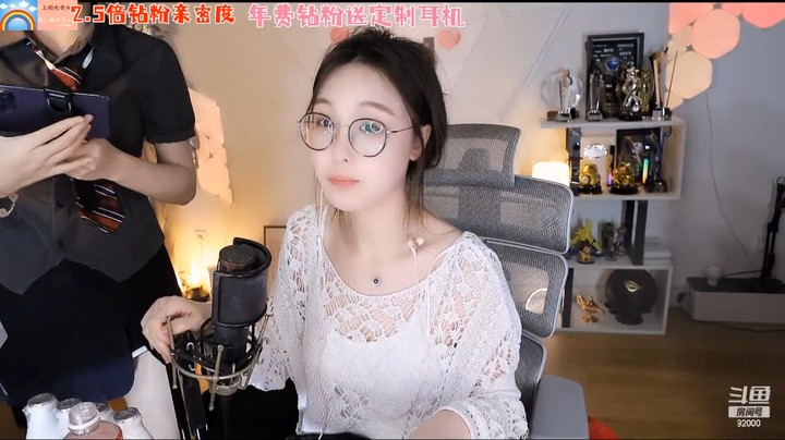 呆妹刚说完曼瑶，曼瑶就趁她不在开始抱怨，说她太难了