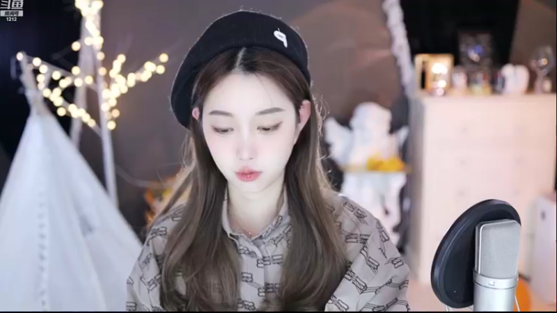 【2022-10-03 02点场】小肉球阿：爱笑的女孩运气不会差~~